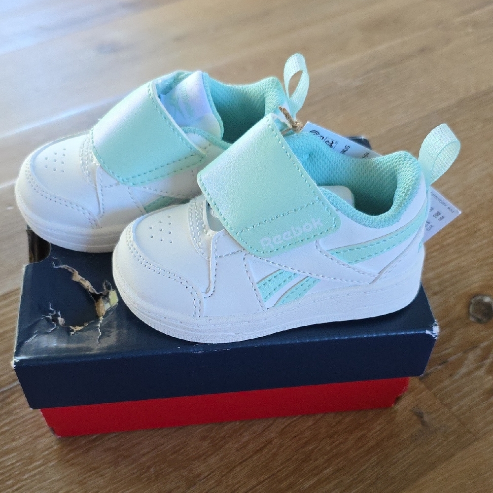 Reebok Kids' Sneakers in White and Light Green Size 4 Neq In Box